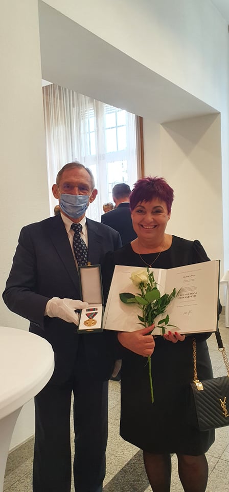 Oláh Anna, a kecskeméti Biztos Kezdet Gyerekház szakmai vezetője a MAGYAR ARANY ÉRDEMKERESZT kitüntetést vette át Pintér Sándor belügyminisztertől október 23-a, a nemzeti ünnep alkalmából.